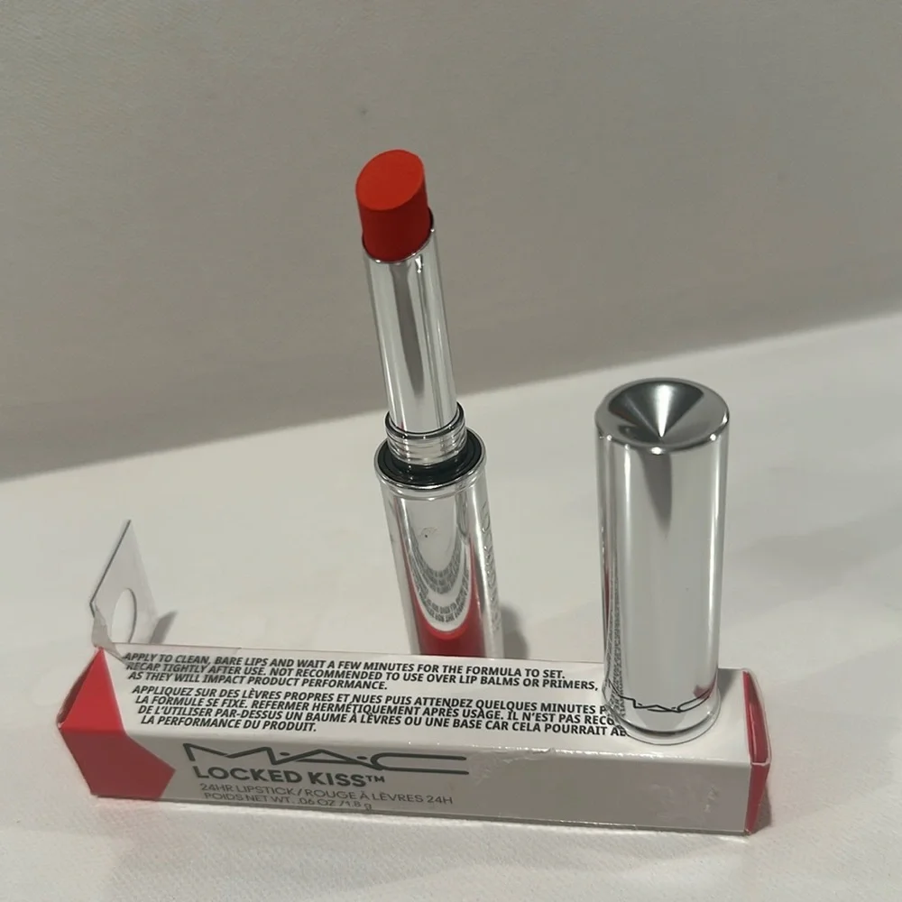 MAC LOCKED KISS GUSTY RED (81) 24 HR LIPSTICK. FULL SIZE